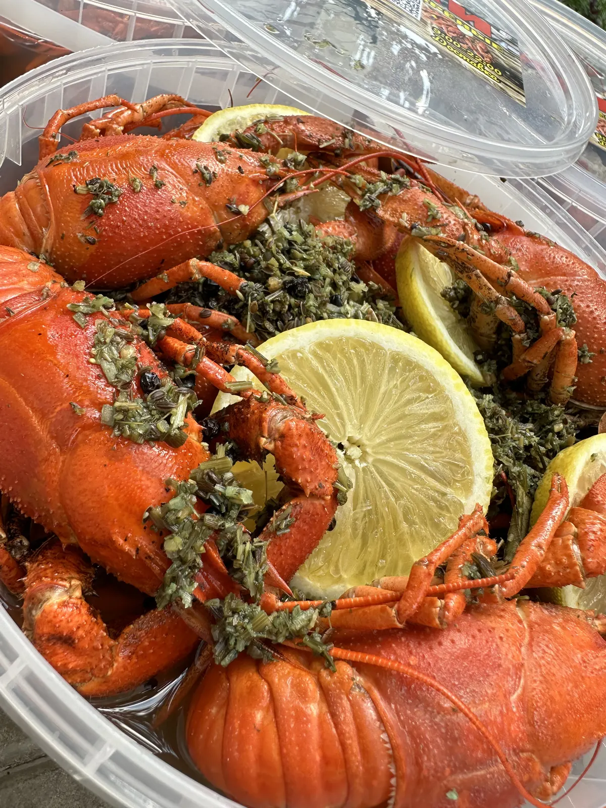 Варёные раки с зеленью и лимоном